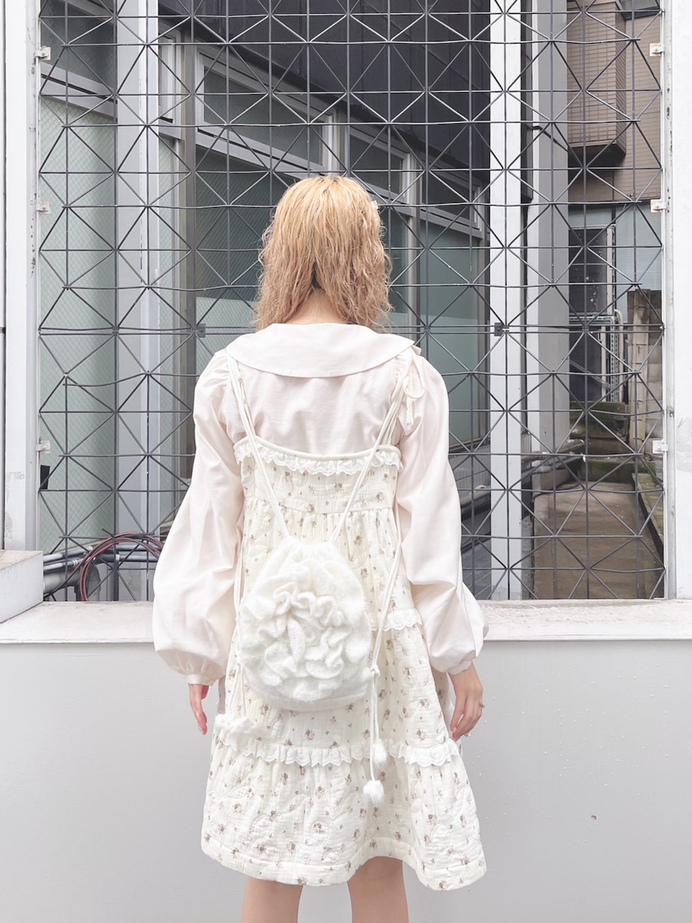 ピンク系のシャツ/ブラウス、ピンク系のワンピース、ホワイト系のバックパック/リュックを着用したレディースの夏コーディネートの7枚目の写真
