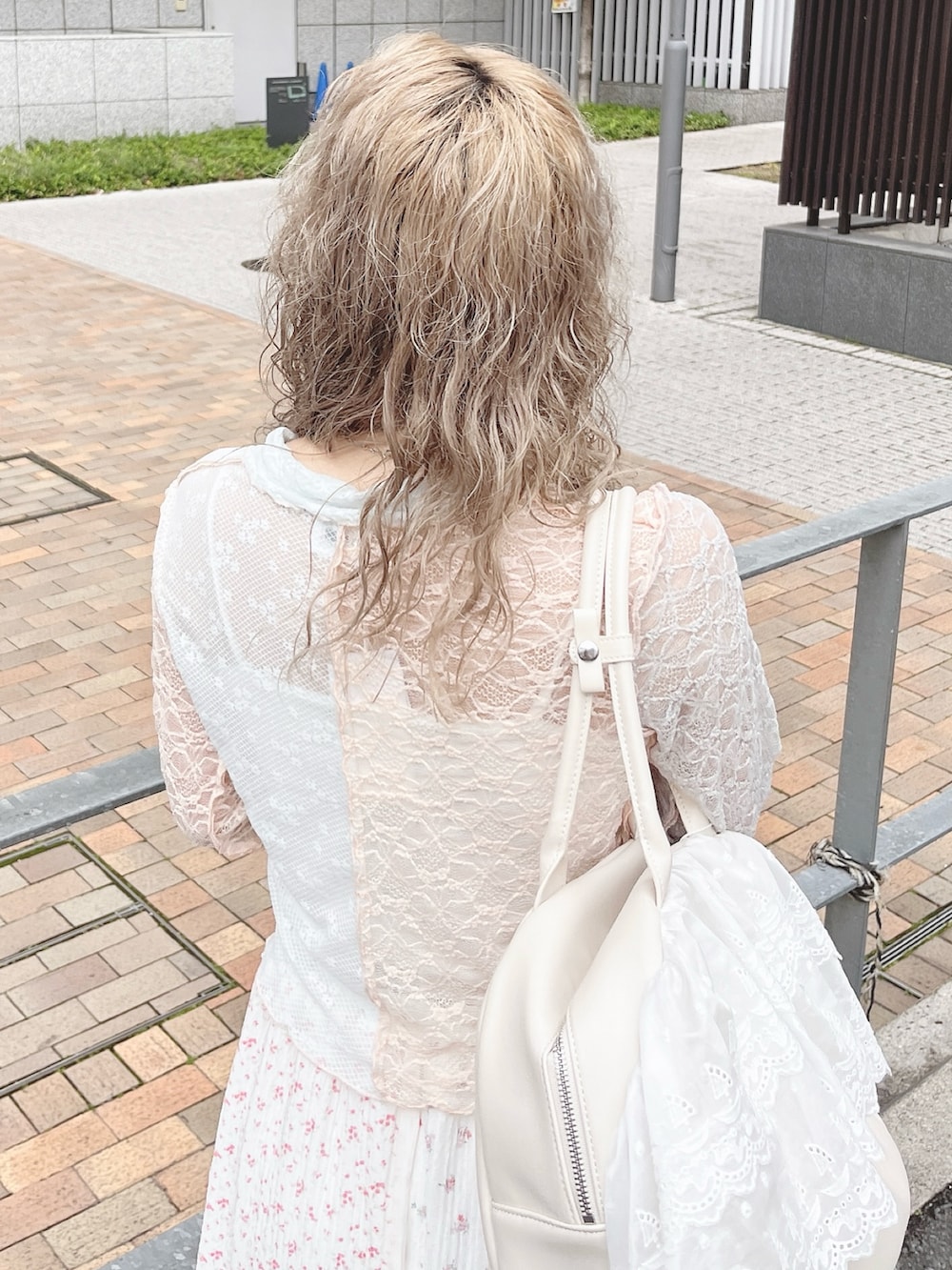 ブルー系のシャツ/ブラウス、ホワイト系のボストンバッグ、ピンク系のスカートを着用したレディースの春コーディネートの5枚目の写真