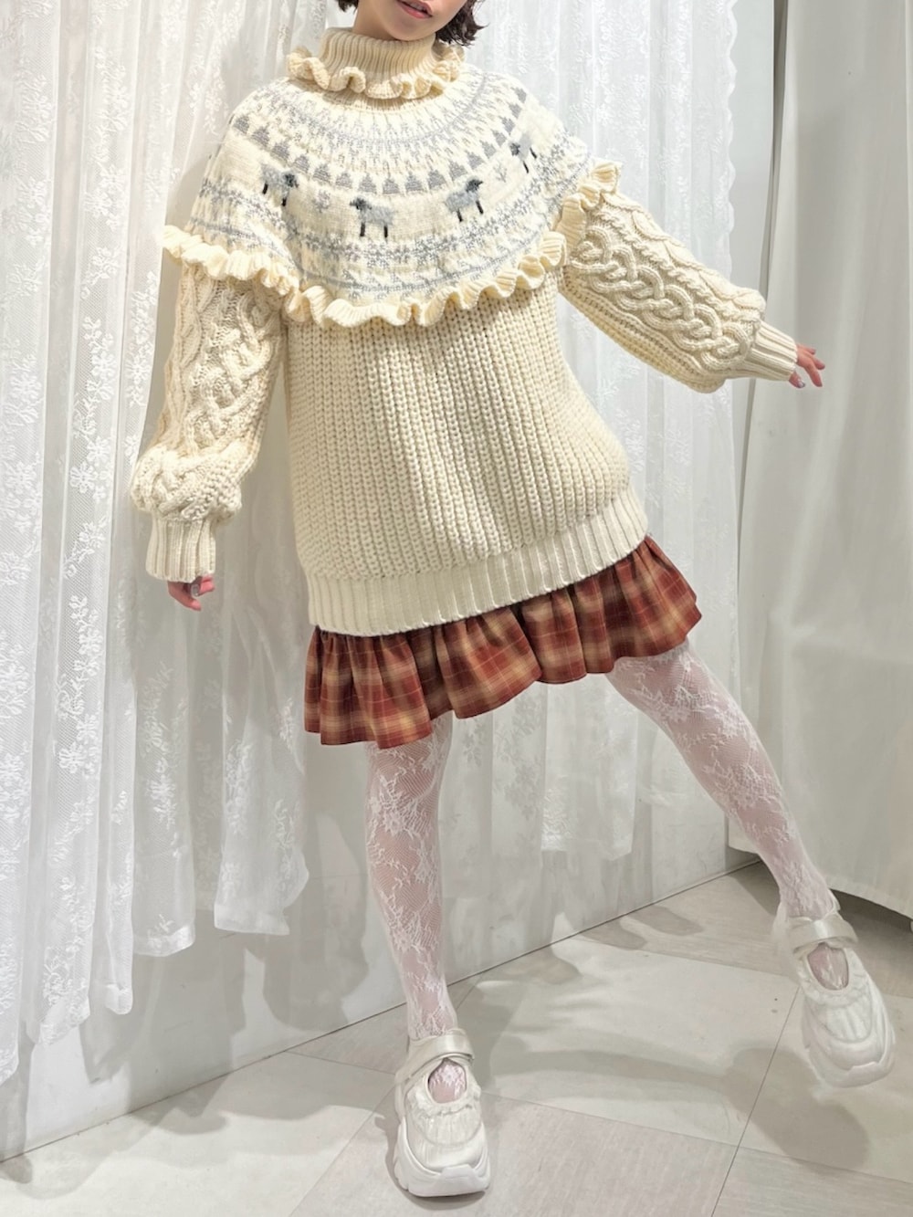 ホワイト系のニット/セーター、レッド系のワンピース、ホワイト系のスニーカーを着用したレディースの秋コーディネートの5枚目の写真