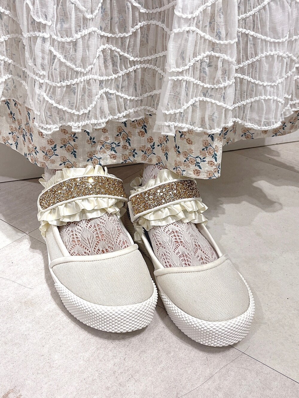 ホワイト系のワンピース、ホワイト系のワンピース、ホワイト系のスニーカーを着用したレディースの秋コーディネートの6枚目の写真