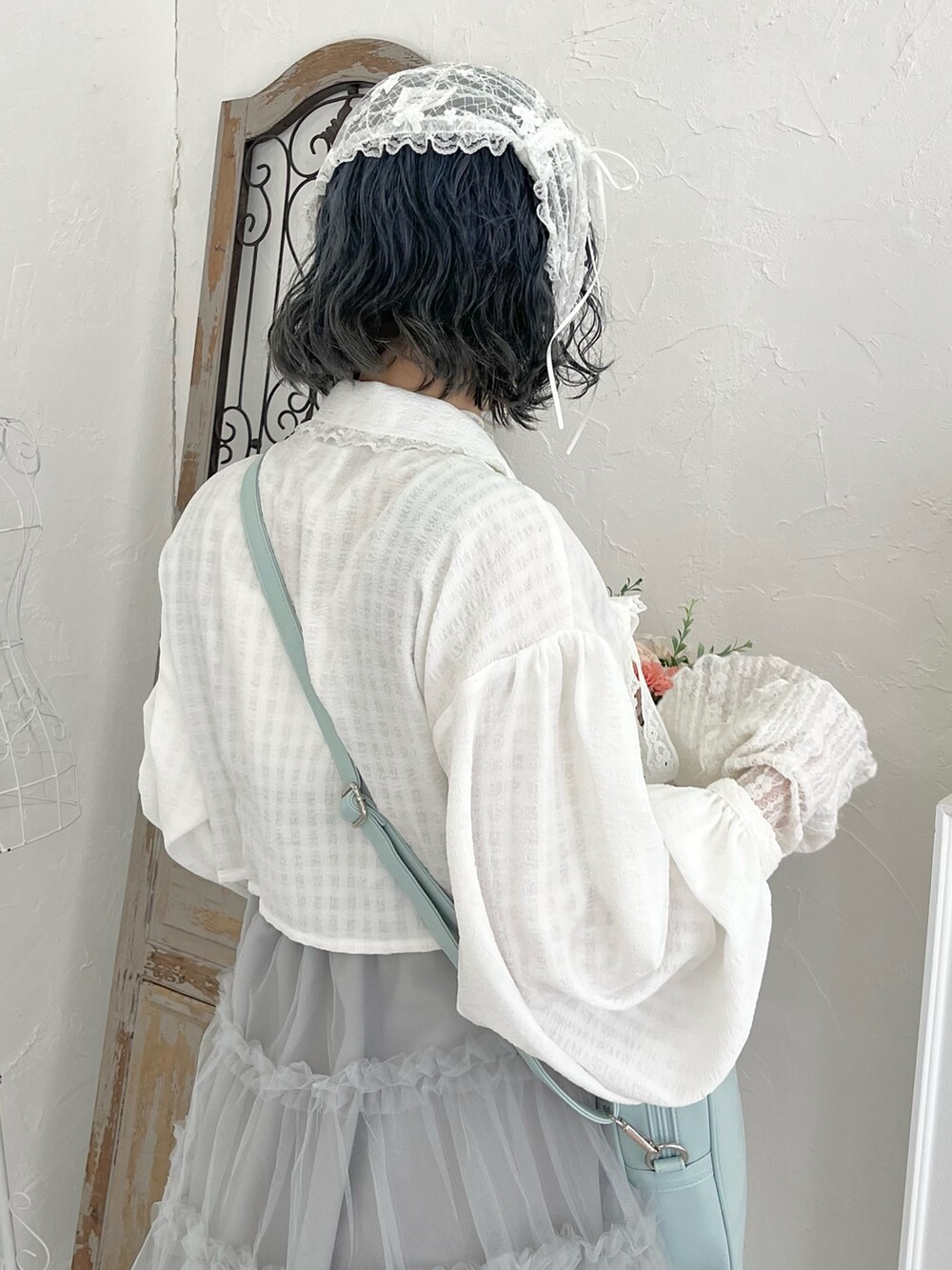 ホワイト系のTシャツ/カットソー、ホワイト系のシャツ/ブラウス、グレー系のワンピースを着用したレディースの冬コーディネートの8枚目の写真