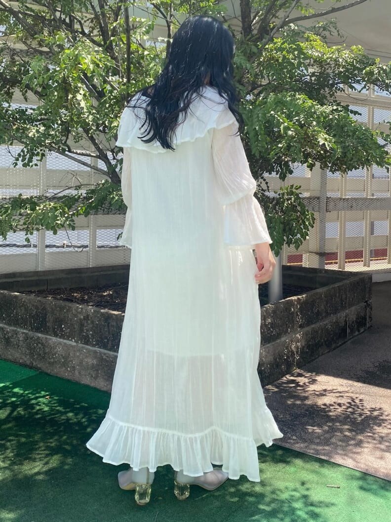 ホワイト系のワンピース、ブルー系のパンプスを着用したレディースの夏コーディネートの3枚目の写真