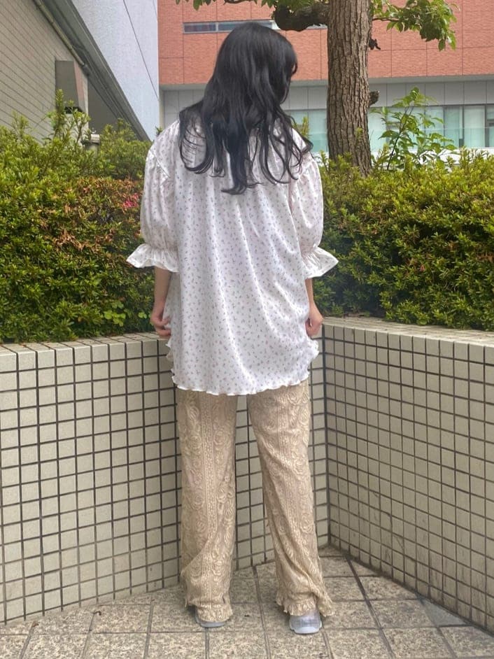 ホワイト系のその他パンツ、ホワイト系のサンダル、ホワイト系のTシャツ/カットソーを着用したレディースの夏コーディネートの3枚目の写真