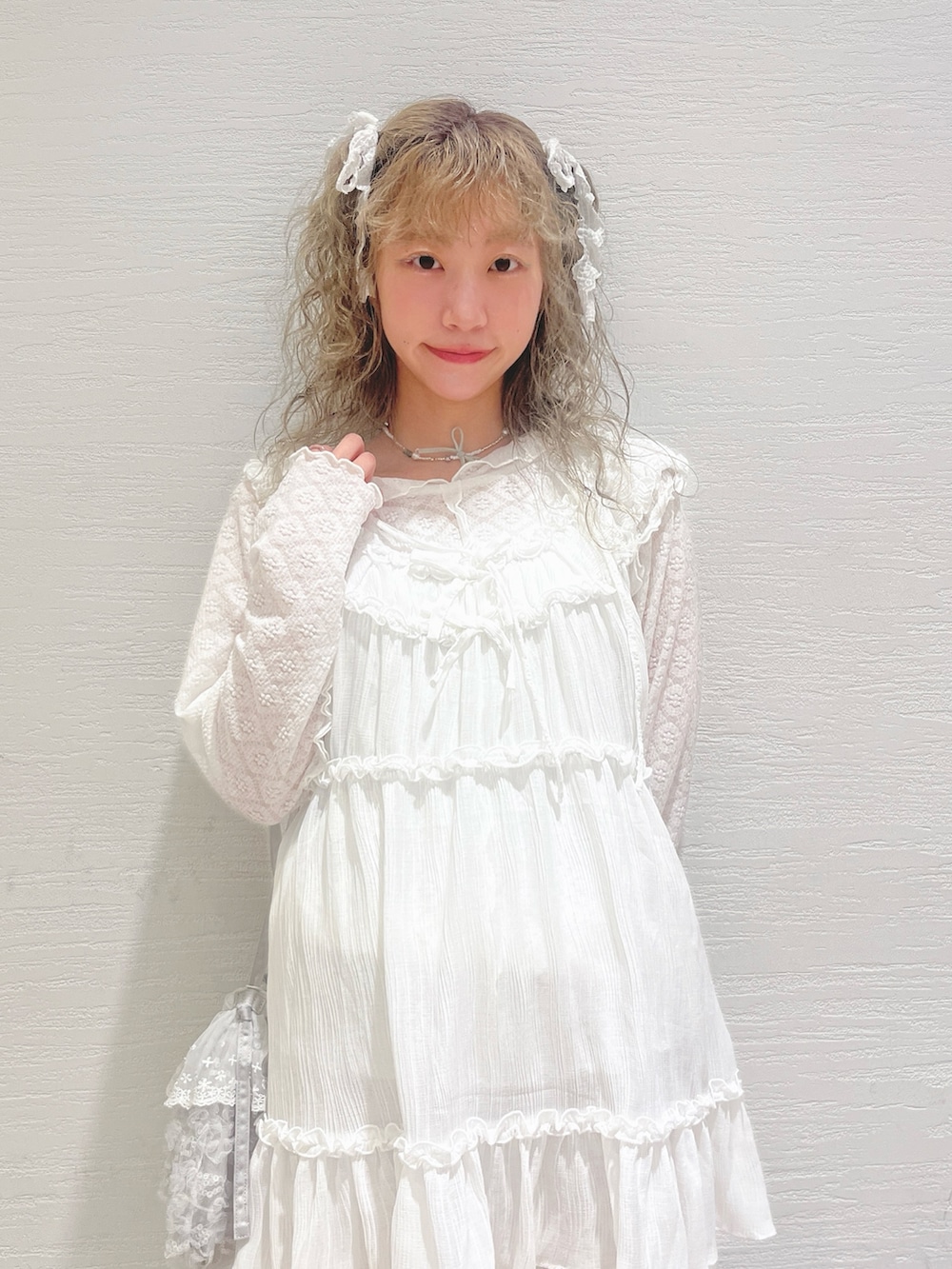 ホワイト系のTシャツ/カットソー、ホワイト系のシャツ/ブラウス、ピンク系のカーゴパンツを着用したレディースの夏コーディネートの4枚目の写真