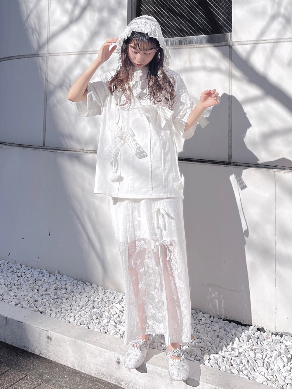 ホワイト系のスカート、ホワイト系のTシャツ/カットソー、シルバー系のバレエシューズを着用したレディースの冬コーディネートの2枚目の写真