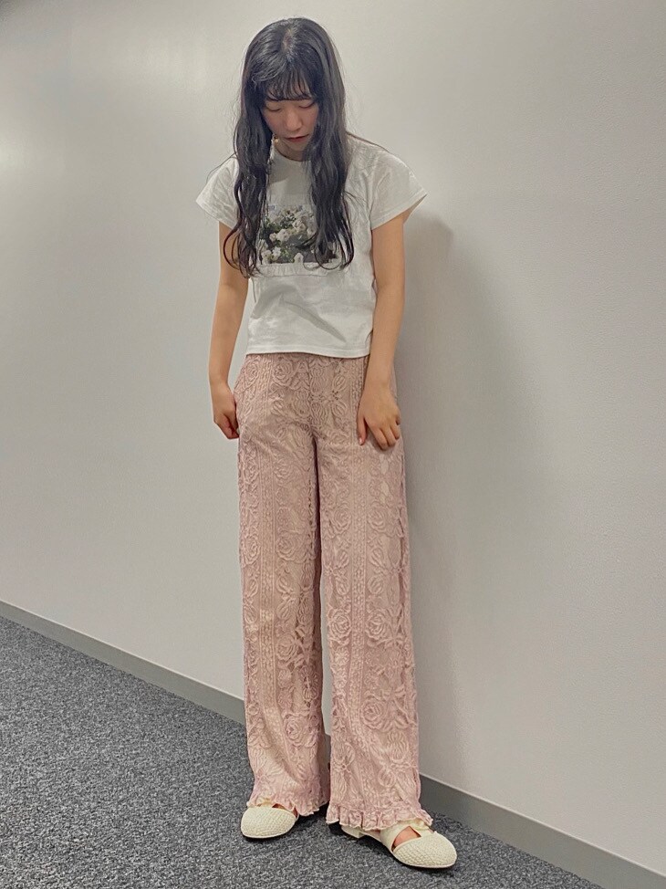 パープル系のその他パンツ、ホワイト系のパンプスを着用したレディースの春コーディネートの2枚目の写真