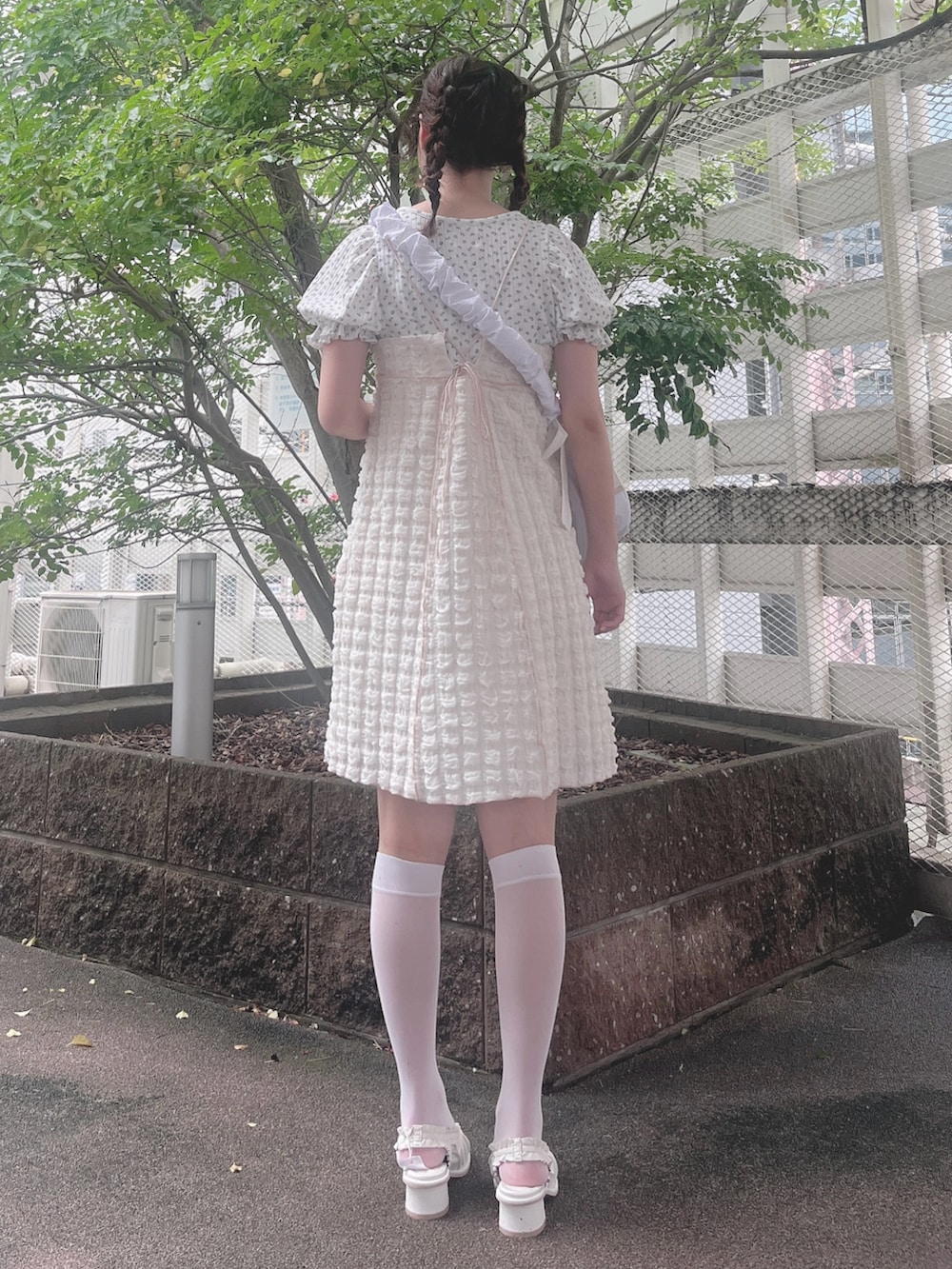 ブルー系のTシャツ/カットソー、ホワイト系のワンピース、ホワイト系のショルダーバッグを着用したレディースの夏コーディネートの2枚目の写真