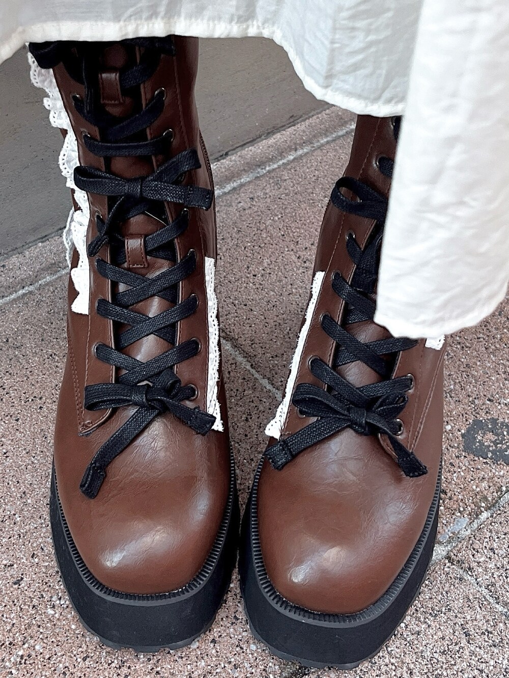 ピンク系のTシャツ/カットソー、ホワイト系のワンピース、ブラウン系のブーツを着用したレディースの夏コーディネートの8枚目の写真