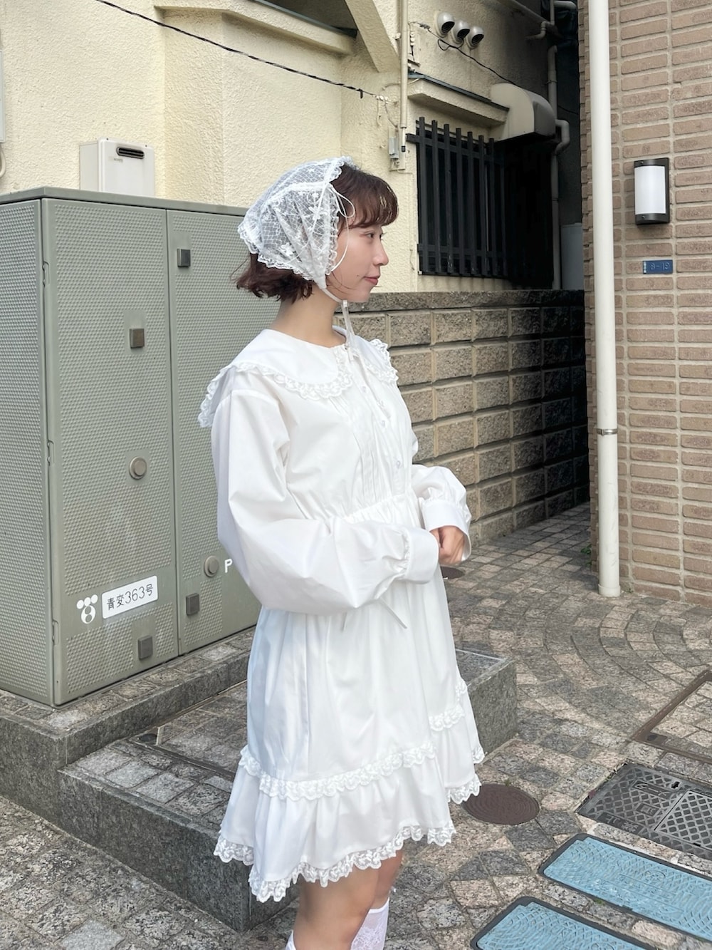 ホワイト系のワンピース、ピンク系のスニーカー、ホワイト系のカチューシャを着用したレディースの冬コーディネートの6枚目の写真