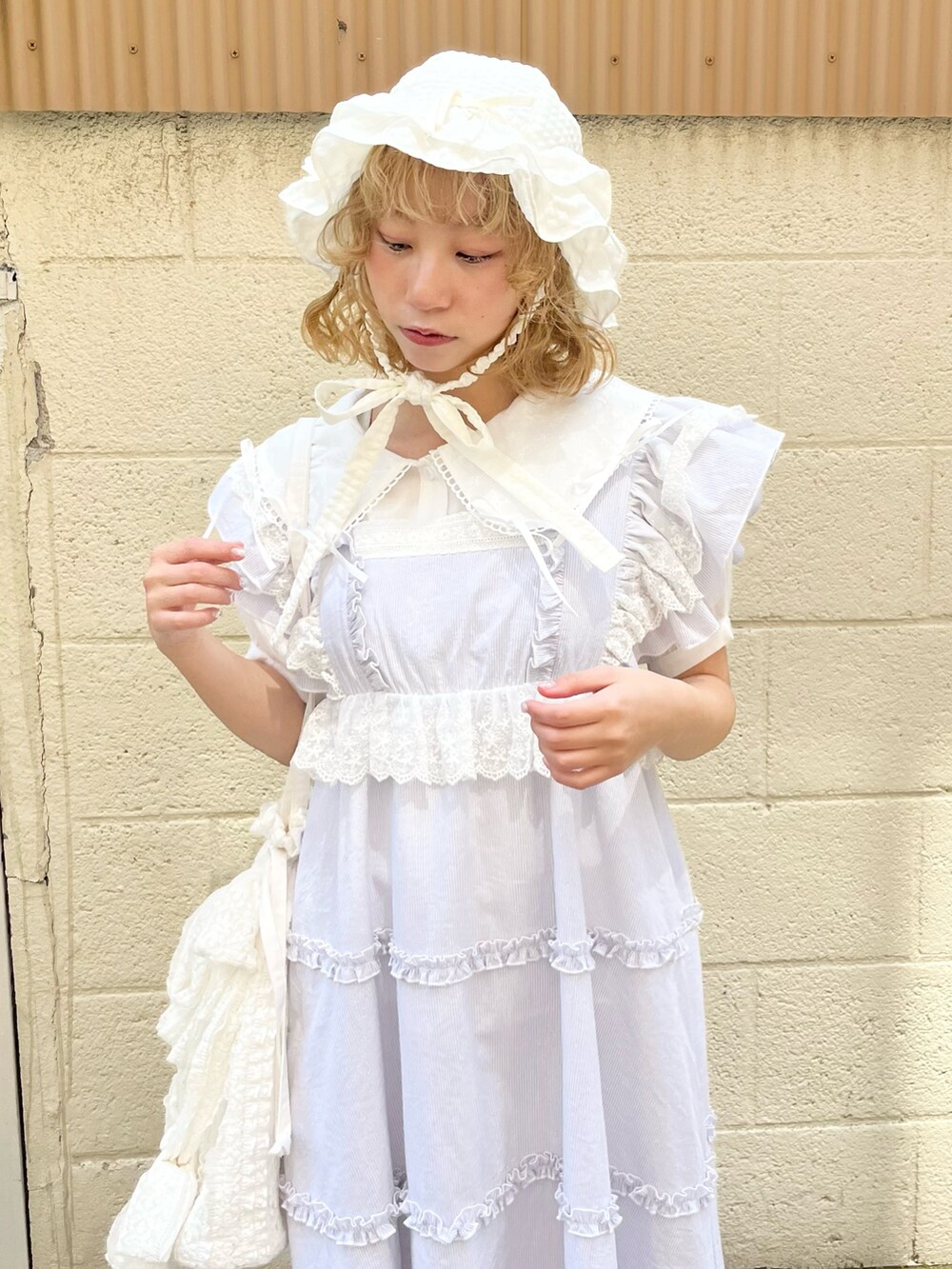 ホワイト系のシャツ/ブラウス、ブルー系のワンピース、ホワイト系のトートバッグを着用したレディースの春コーディネートの7枚目の写真