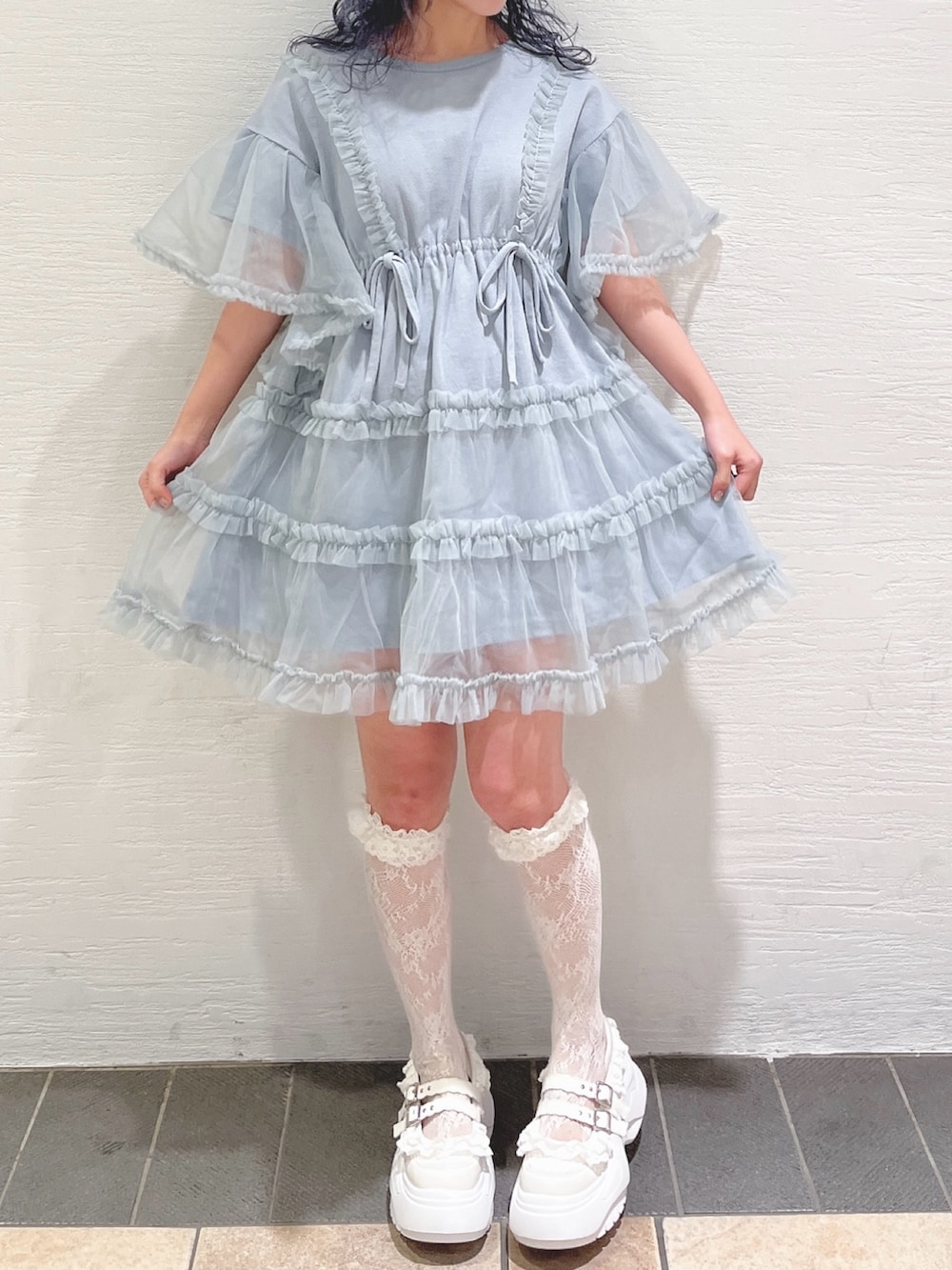 ブルー系のワンピース、ホワイト系のスニーカーを着用したレディースの春コーディネートの4枚目の写真