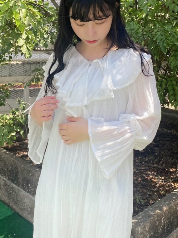 ホワイト系のワンピース、ブルー系のパンプスを着用したレディースの夏コーディネートの6枚目の写真