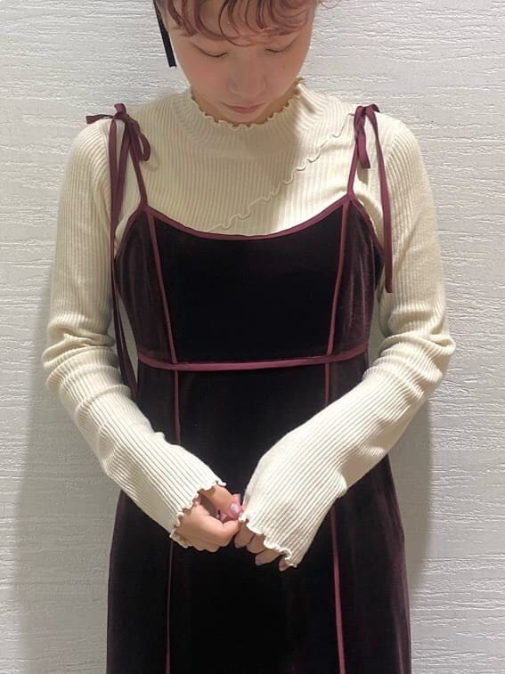 ブラック系のパンプス、ホワイト系のニット/セーター、ブラック系のパンプスを着用したレディースの秋コーディネートの5枚目の写真