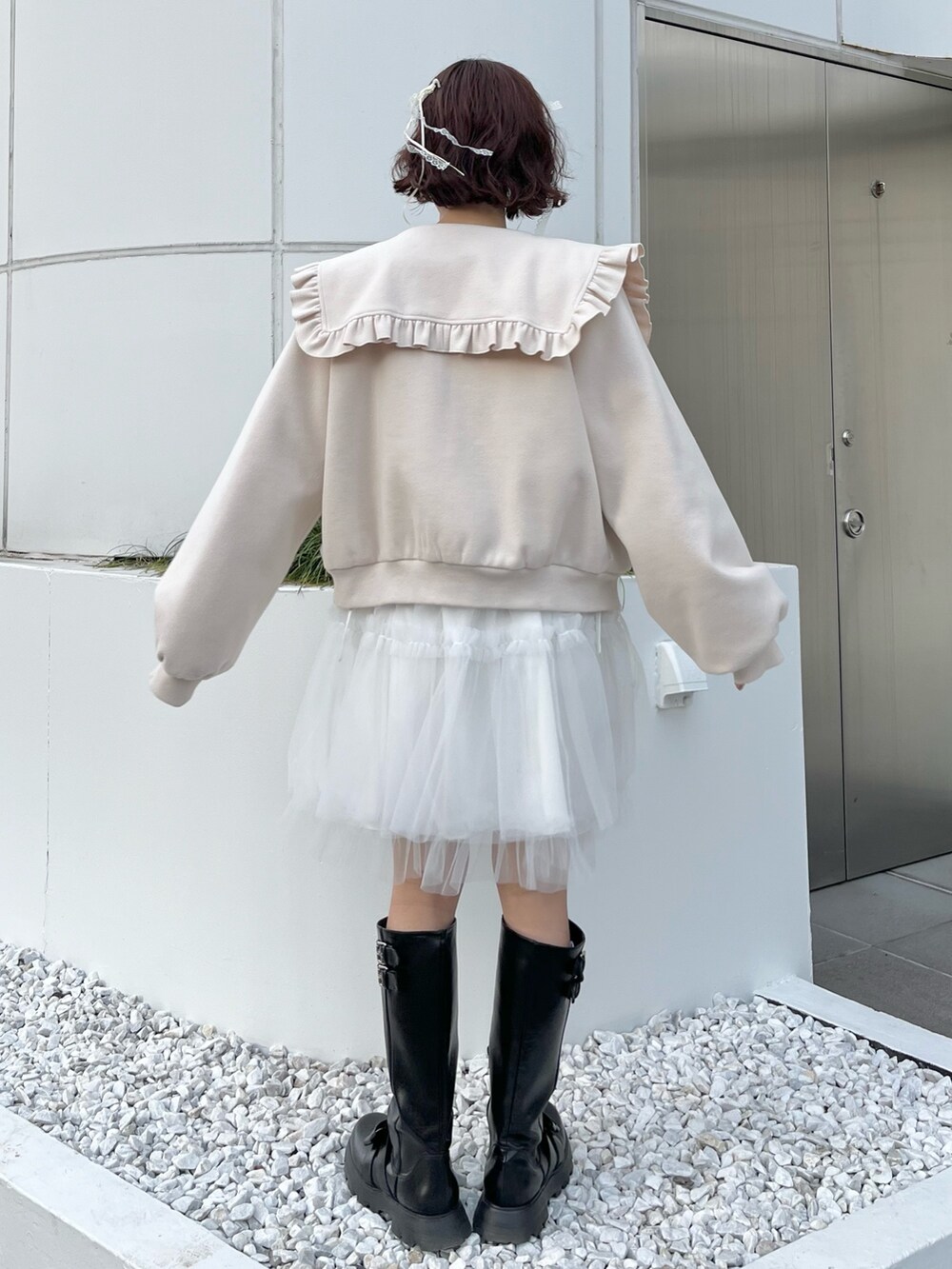 ホワイト系のブルゾン、ホワイト系のニット/セーター、ホワイト系のワンピースを着用したレディースの冬コーディネートの3枚目の写真