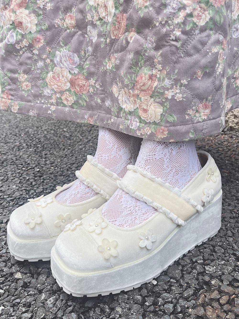 パープル系のワンピース、ホワイト系のニット/セーター、ベージュ系のショルダーバッグを着用したレディースの秋コーディネートの10枚目の写真