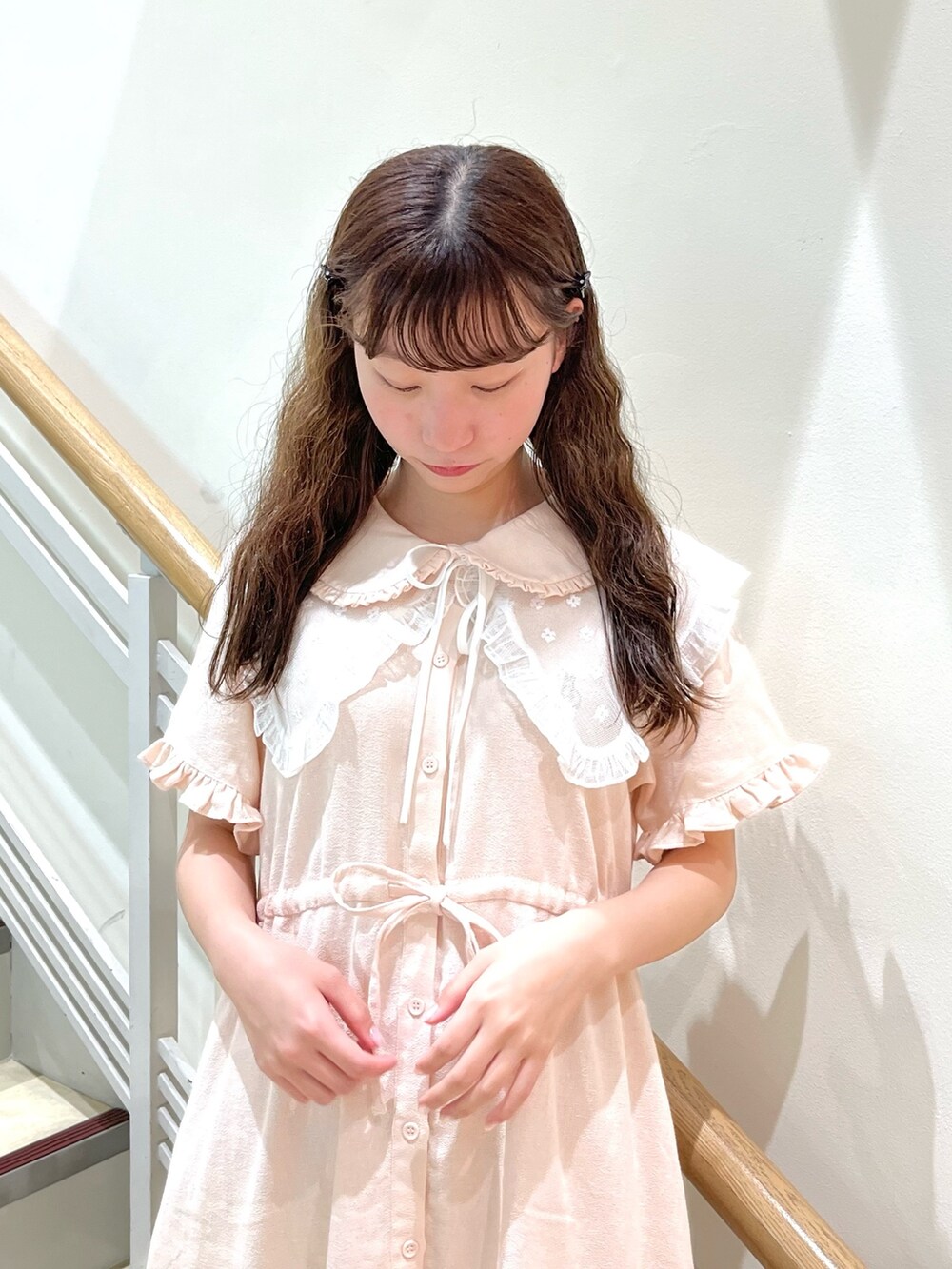 ピンク系のワンピース、ホワイト系のサンダル、ホワイト系の付け襟を着用したレディースの春コーディネートの3枚目の写真