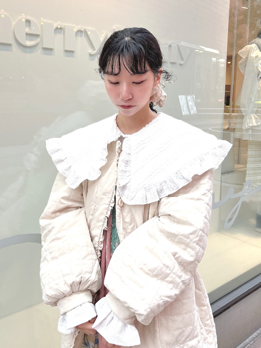 ホワイト系のブルゾン、ピンク系のワンピース、ホワイト系のスニーカーを着用したレディースの秋コーディネートの3枚目の写真