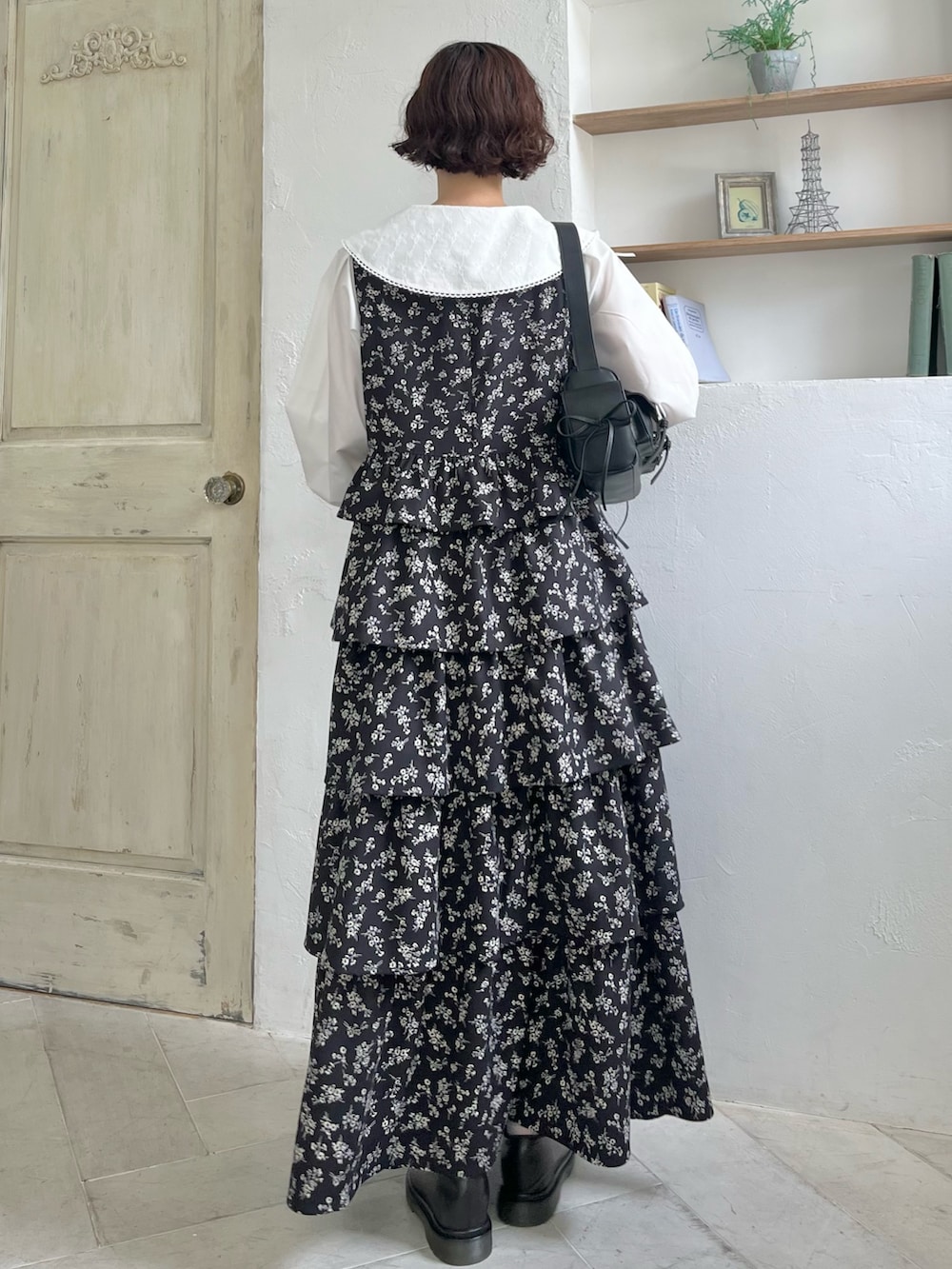 ブラック系のショルダーバッグ、ホワイト系のシャツ/ブラウス、ブラック系のワンピースを着用したレディースの秋コーディネートの3枚目の写真