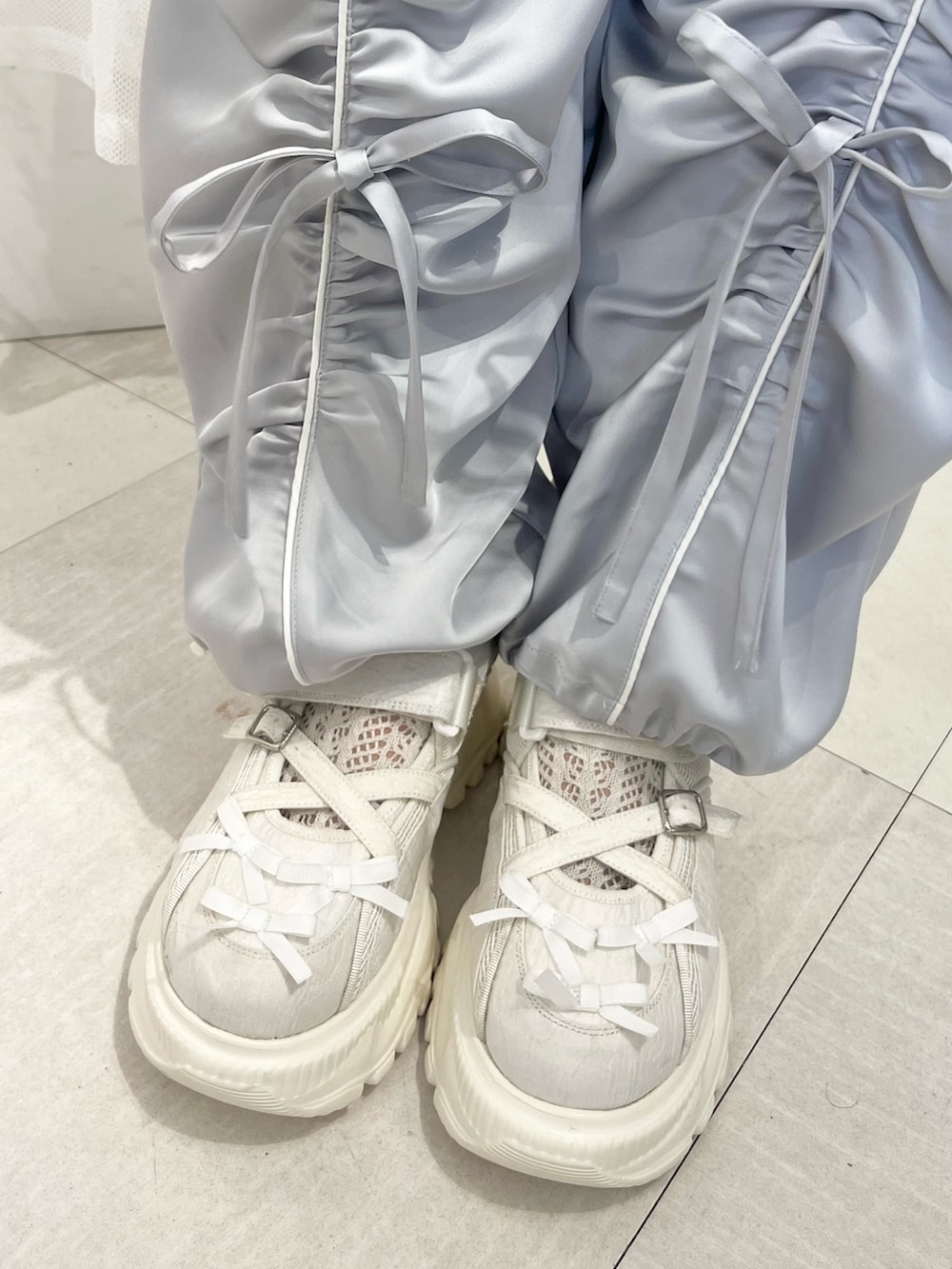 ブルー系のその他パンツ、グレー系のブルゾン、ホワイト系のショルダーバッグを着用したレディースの春コーディネートの10枚目の写真