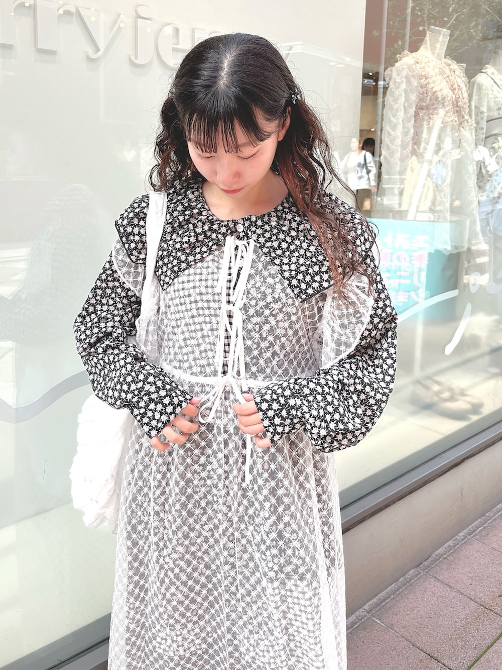 ブラック系のワンピース、ホワイト系のワンピース、ホワイト系のトートバッグを着用したレディースの春コーディネートの5枚目の写真