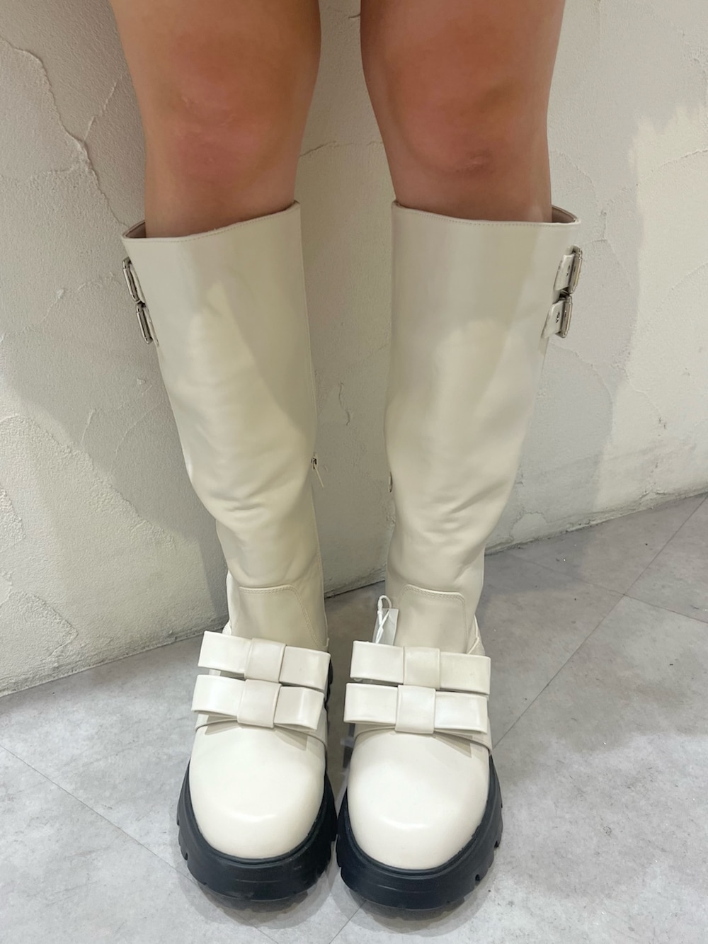 ピンク系のワンピース、ホワイト系のシャツ/ブラウス、ホワイト系のブーツを着用したレディースの秋コーディネートの10枚目の写真