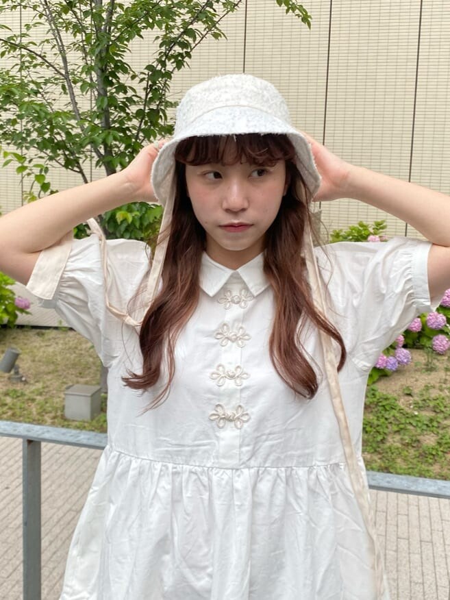 ホワイト系のドレスシューズ、ホワイト系のワンピース、ホワイト系のハットを着用したレディースの夏コーディネートの4枚目の写真