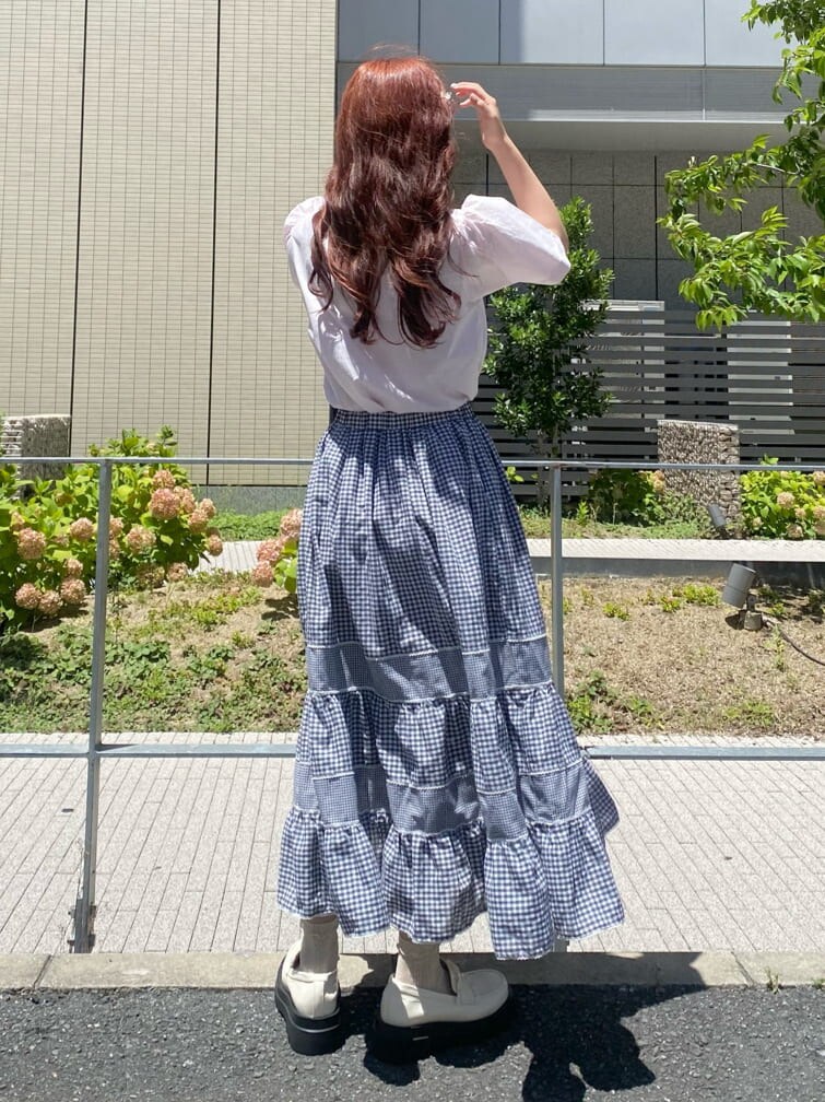 ホワイト系のローファー、ピンク系のシャツ/ブラウス、ブラック系のスカートを着用したレディースの夏コーディネートの3枚目の写真