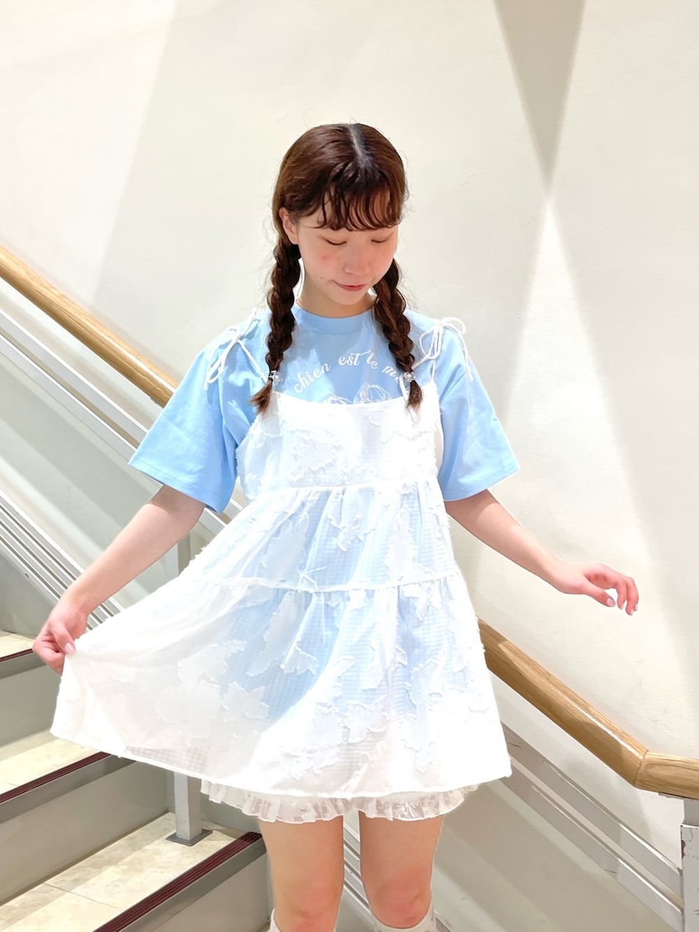 ブルー系のTシャツ/カットソー、ホワイト系のシャツ/ブラウス、ホワイト系のその他パンツを着用したレディースの春コーディネートの3枚目の写真