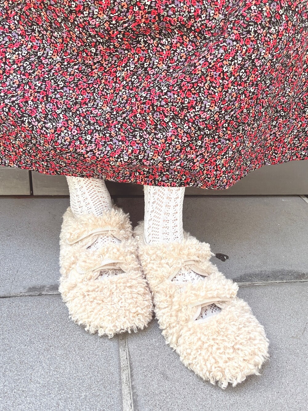 ピンク系のワンピース、ブラック系のカチューシャを着用したレディースの夏コーディネートの4枚目の写真