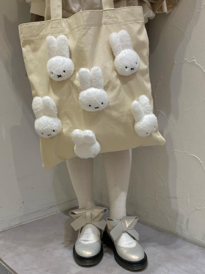 ブラック系のその他パンツ、ホワイト系のスウェット、ホワイト系のパンプスを着用したレディースの秋コーディネートの5枚目の写真