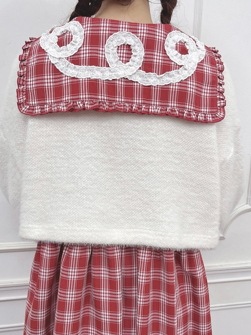 レッド系のワンピース、ホワイト系のカーディガン/ボレロ、ホワイト系のローファーを着用したレディースの夏コーディネートの9枚目の写真