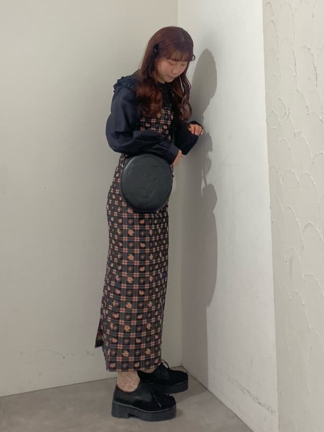 ピンク系のワンピース、ブラック系のシャツ/ブラウス、ブラック系のその他シューズを着用したレディースの冬コーディネートの3枚目の写真