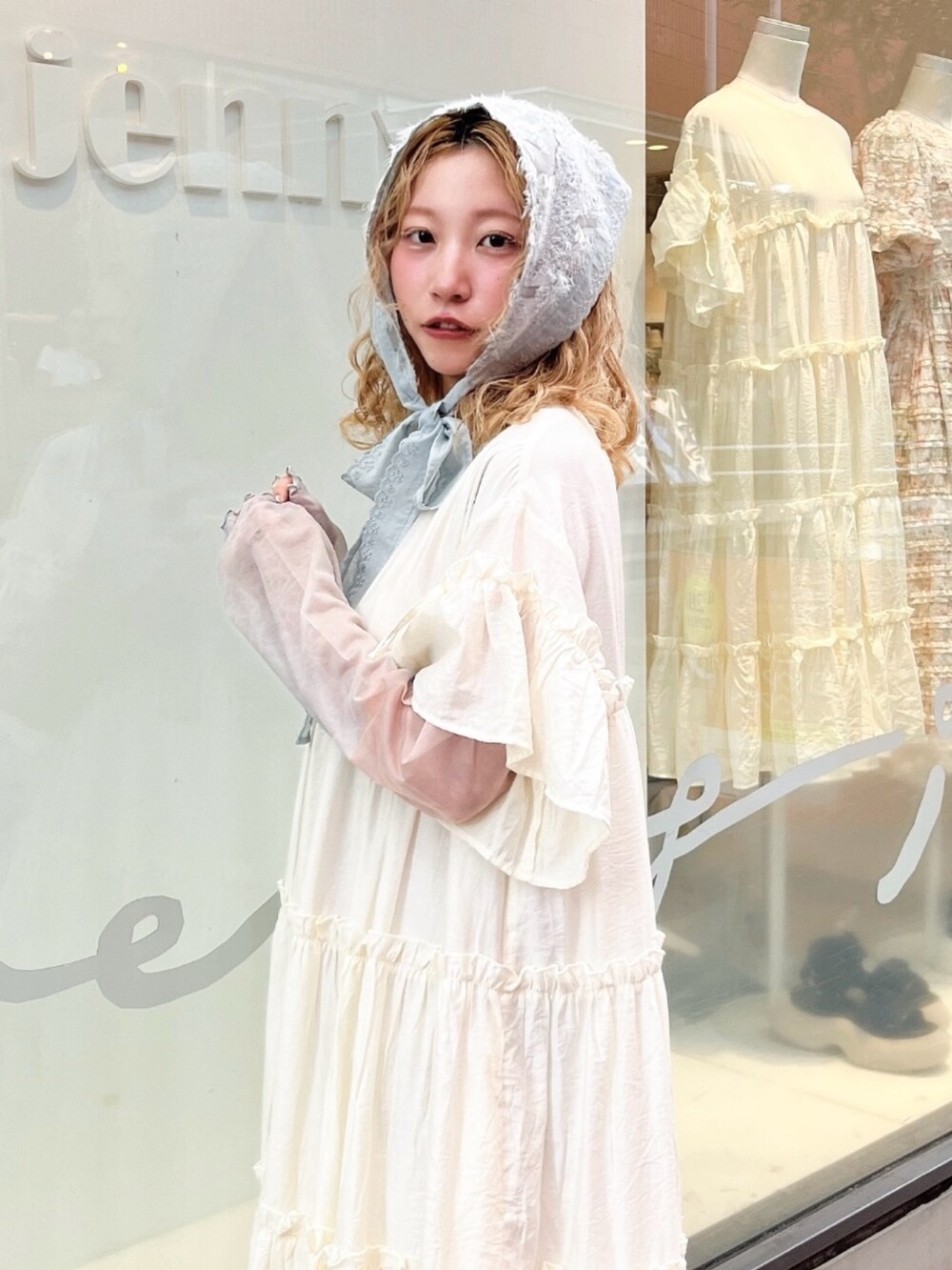 ピンク系のTシャツ/カットソー、ホワイト系のワンピース、ブラウン系のブーツを着用したレディースの夏コーディネートの4枚目の写真