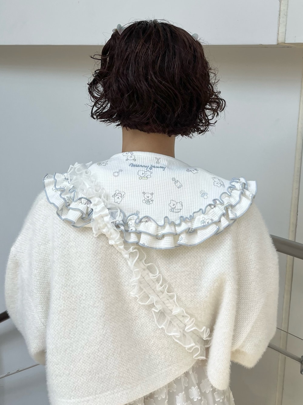 ホワイト系のカーディガン/ボレロ、ホワイト系のショルダーバッグ、ホワイト系のワンピースを着用したレディースの秋コーディネートの6枚目の写真