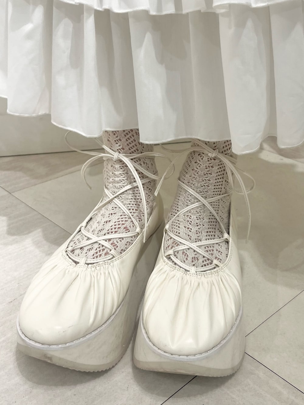 ホワイト系のシャツ/ブラウス、ホワイト系のワンピース、ホワイト系のバレエシューズを着用したレディースの夏コーディネートの8枚目の写真