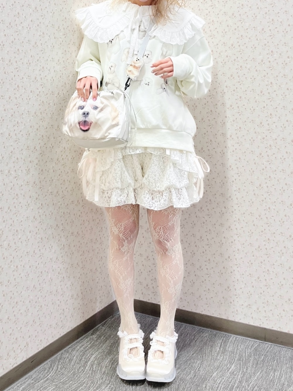 ホワイト系のスウェット、グレー系のショルダーバッグ、ホワイト系のその他パンツを着用したレディースの冬コーディネートの5枚目の写真