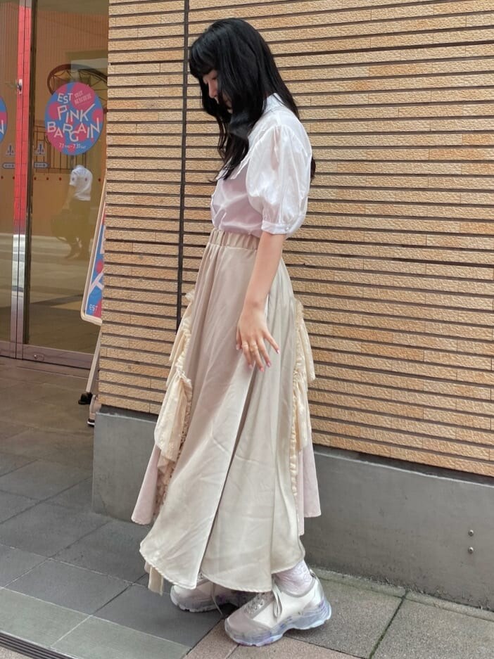 ホワイト系のシャツ/ブラウス、ホワイト系のスカート、ホワイト系のスニーカーを着用したレディースの夏コーディネートの3枚目の写真