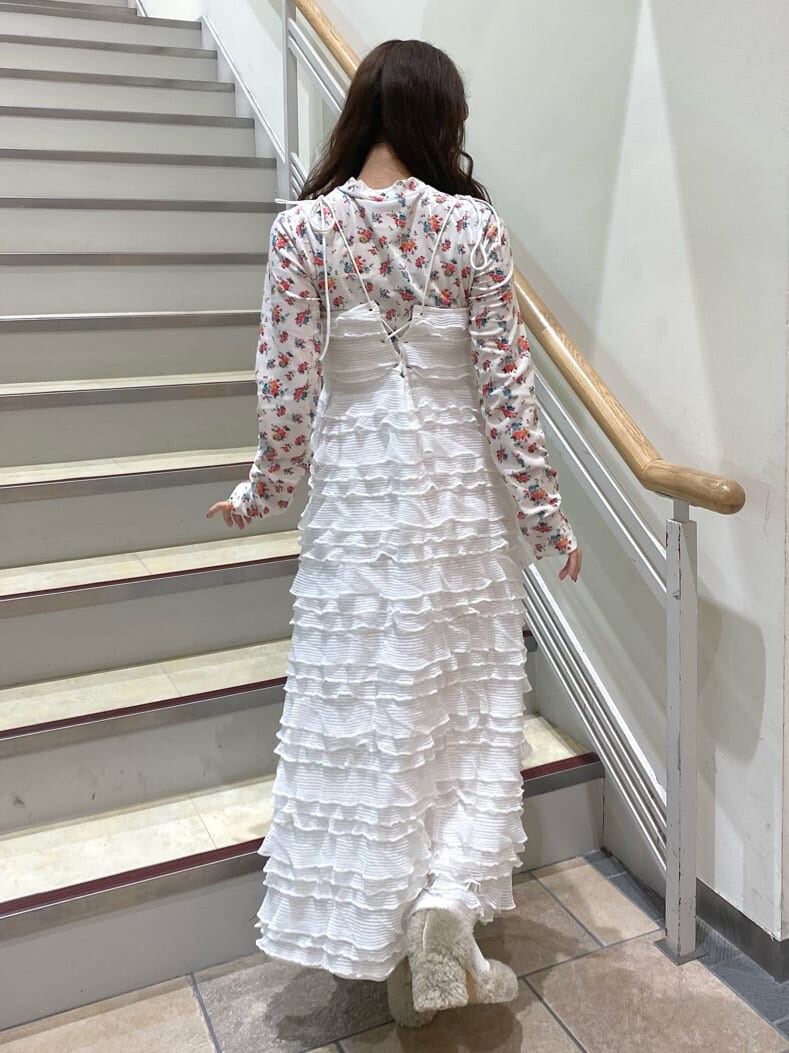 ホワイト系のパンプス、ホワイト系のパンプス、ホワイト系のTシャツ/カットソーを着用したレディースの秋コーディネートの3枚目の写真