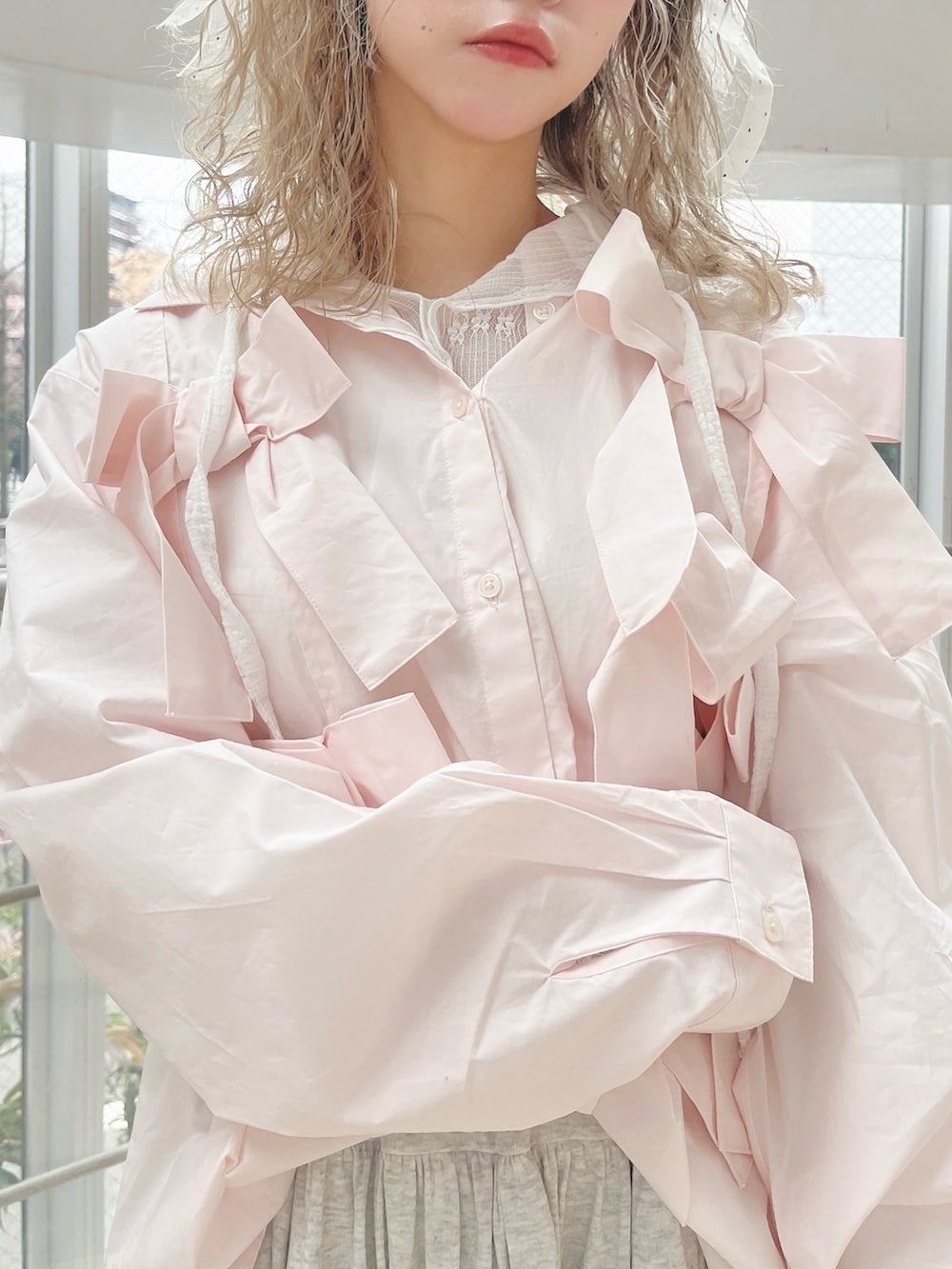 ホワイト系のTシャツ/カットソー、ピンク系のシャツ/ブラウス、グレー系のスカートを着用したレディースの冬コーディネートの9枚目の写真