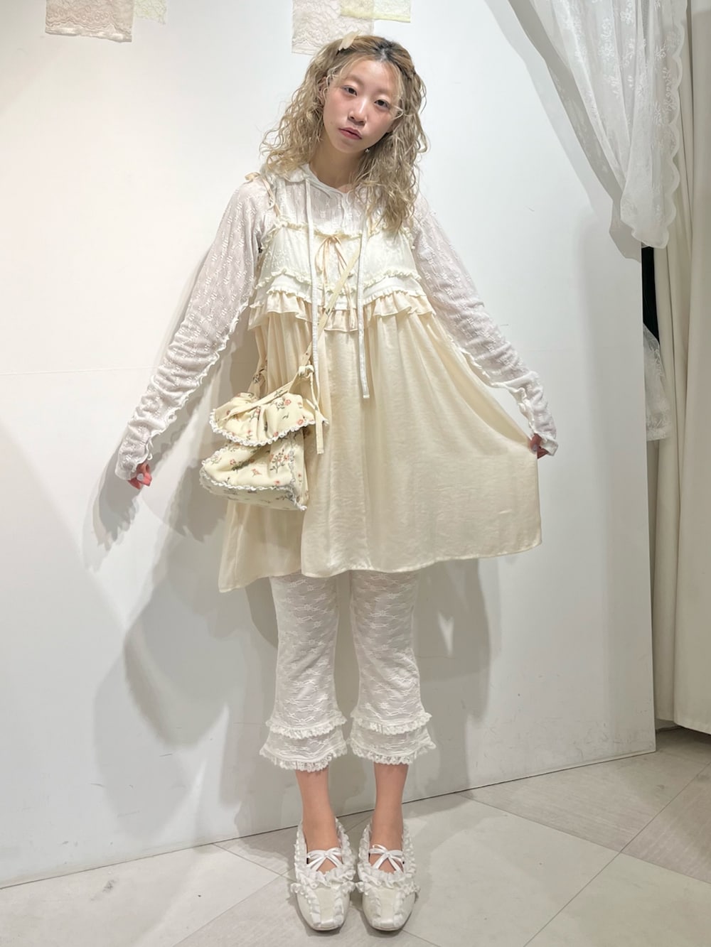 ホワイト系のその他トップス、ホワイト系のTシャツ/カットソー、ホワイト系のショルダーバッグを着用したレディースの秋コーディネートの2枚目の写真