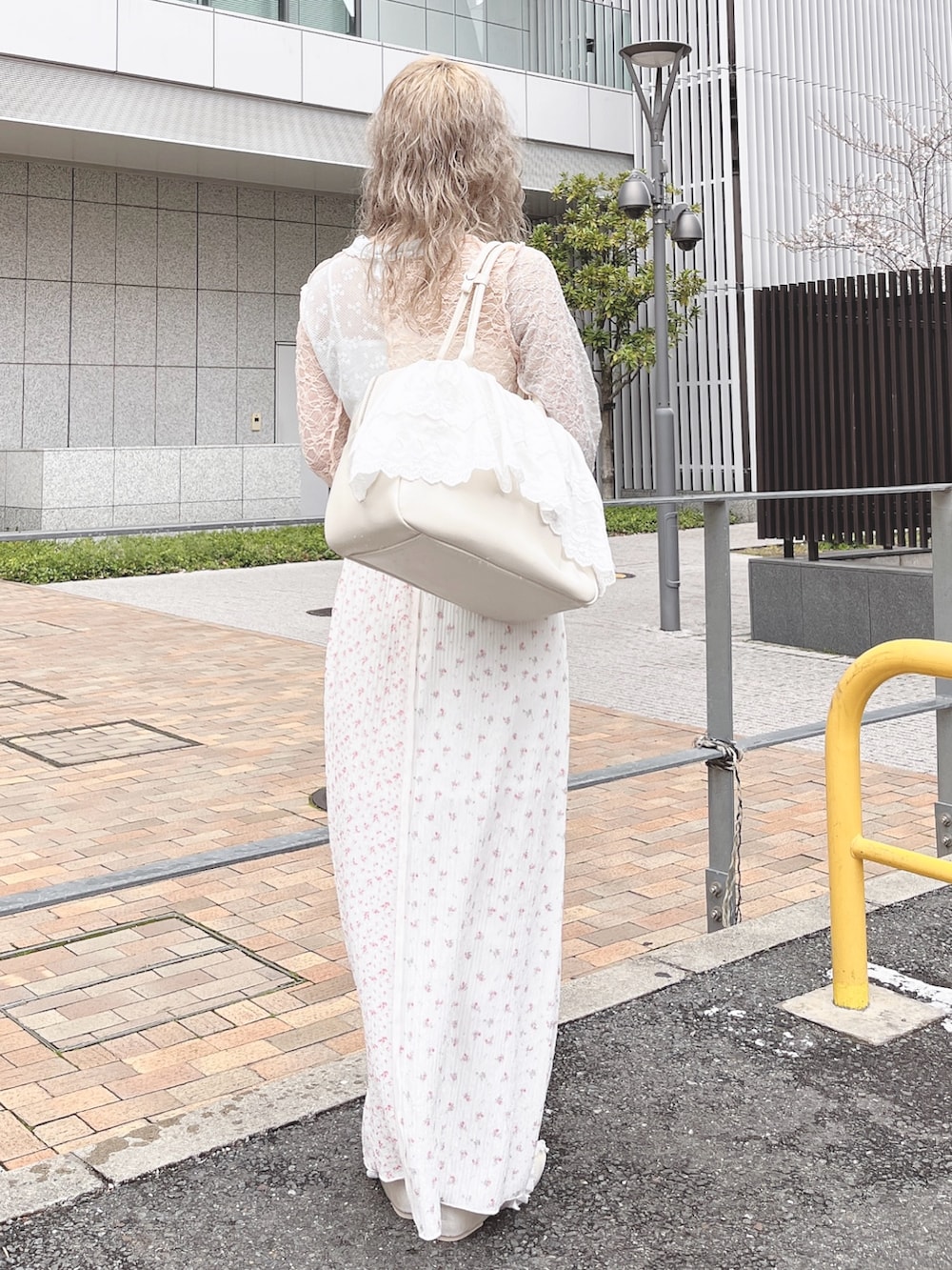 ブルー系のシャツ/ブラウス、ホワイト系のボストンバッグ、ピンク系のスカートを着用したレディースの春コーディネートの2枚目の写真