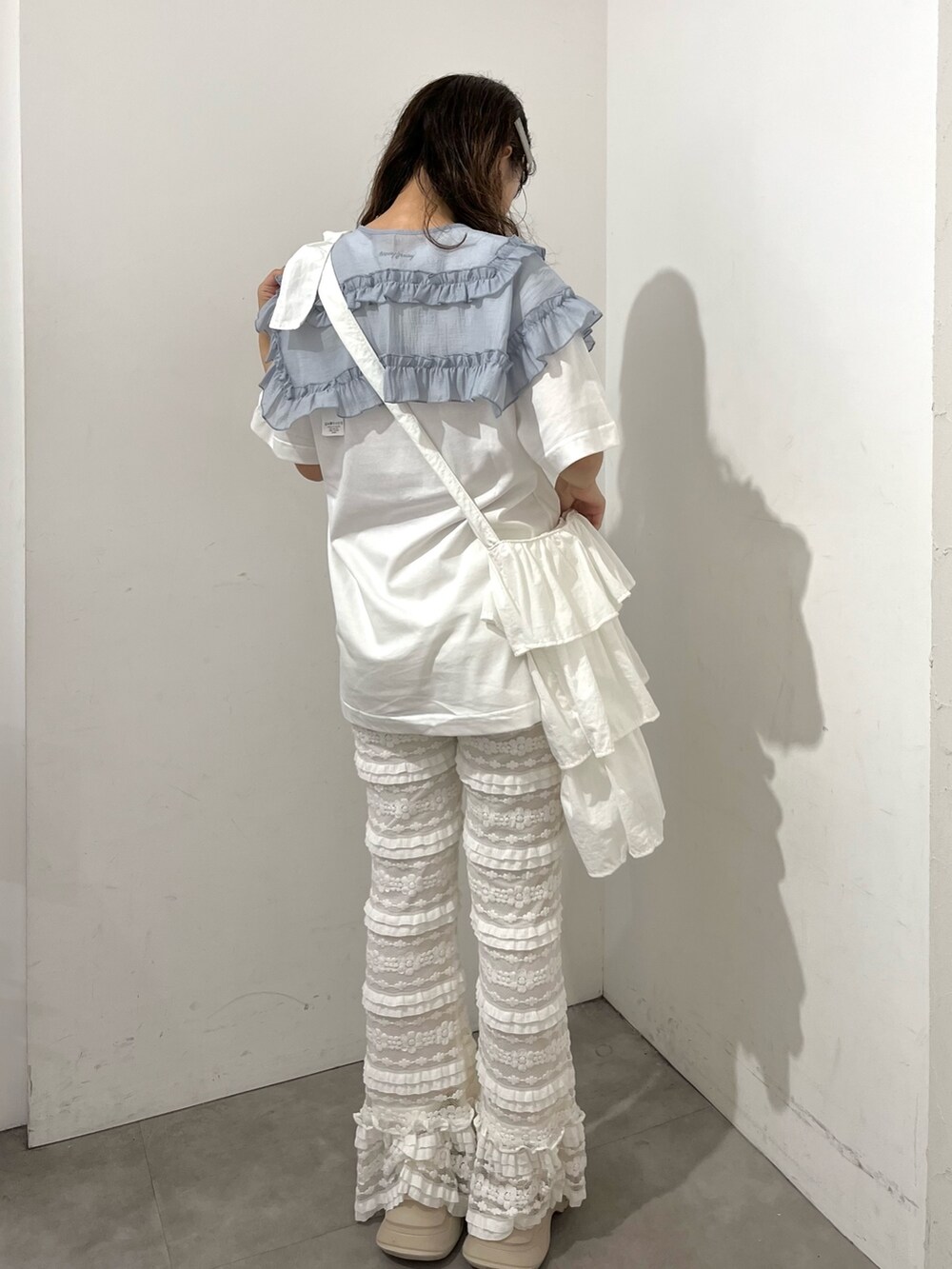 ホワイト系のTシャツ/カットソー、ホワイト系のトートバッグ、ホワイト系のスウェットパンツを着用したレディースの夏コーディネートの2枚目の写真