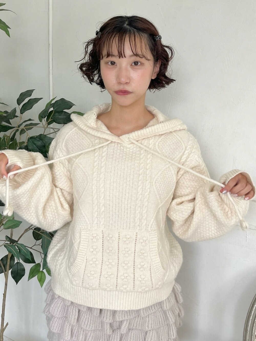 ブルー系のブルゾン、ホワイト系のニット/セーター、ベージュ系のスウェットパンツを着用したレディースの秋コーディネートの8枚目の写真