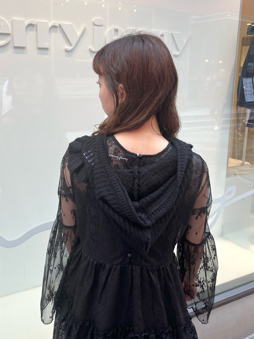 ブラック系のワンピース、ブラック系のブーツ、ブラック系のニットキャップ/ビーニーを着用したレディースの秋コーディネートの6枚目の写真