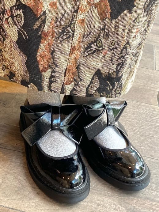 ホワイト系のシャツ/ブラウス、ブラック系のその他シューズ、その他のジャンパースカートを着用したレディースの秋コーディネートの7枚目の写真