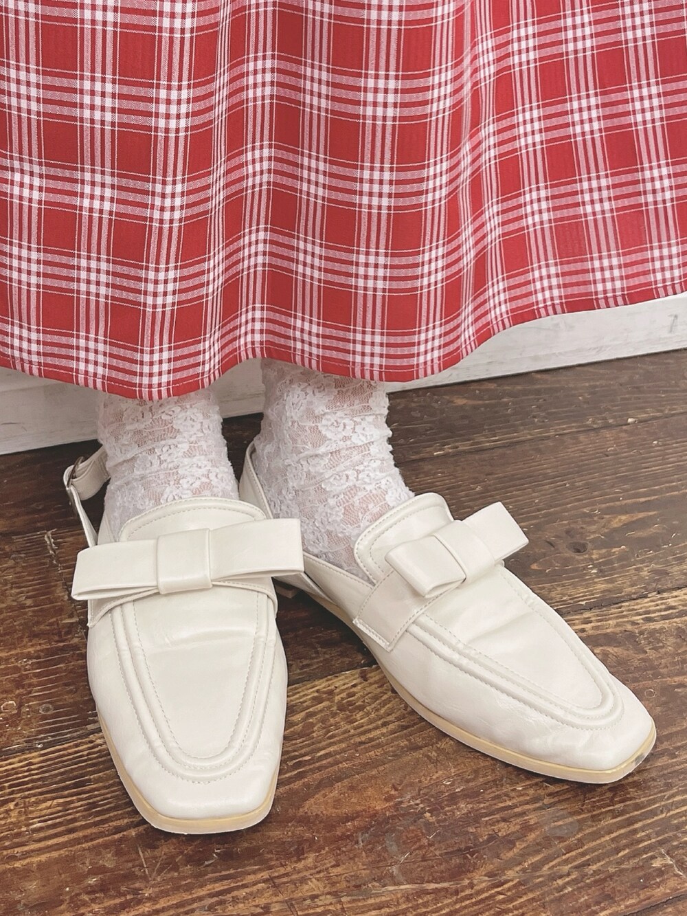 レッド系のワンピース、ホワイト系のカーディガン/ボレロ、ホワイト系のローファーを着用したレディースの夏コーディネートの10枚目の写真