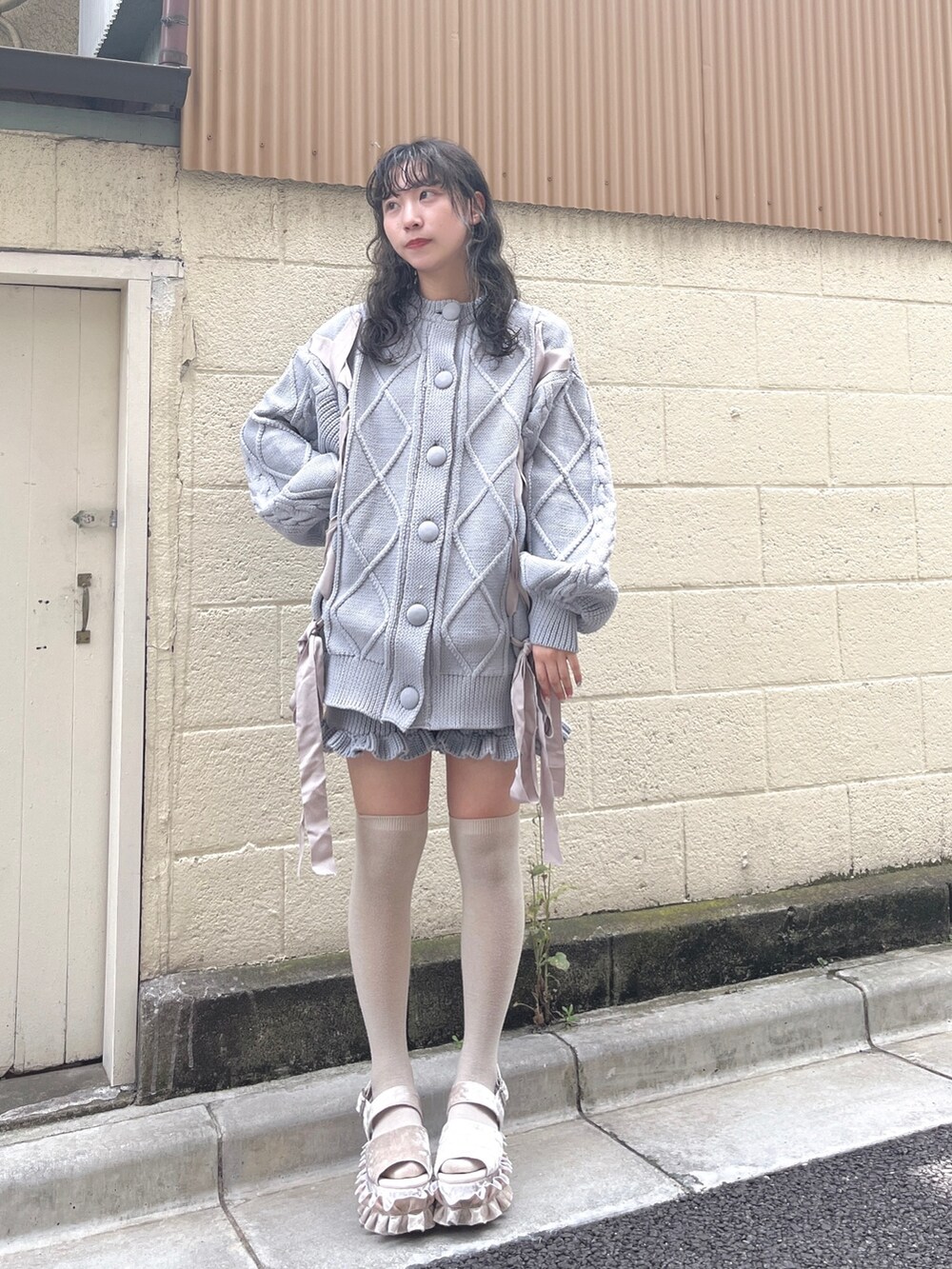 ホワイト系のサンダル、ブルー系のスウェットパンツ、ブルー系のニット/セーターを着用したレディースの夏コーディネートの2枚目の写真