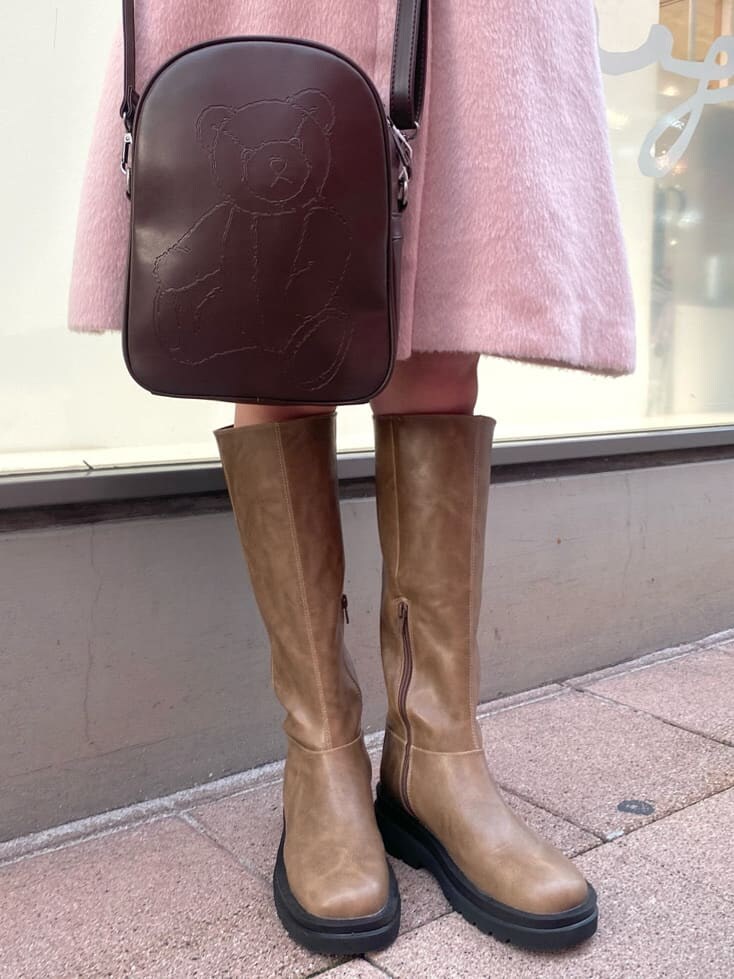 ベージュ系のブーツ、ベージュ系のブーツ、ピンク系のその他アウターを着用したレディースの秋コーディネートの5枚目の写真