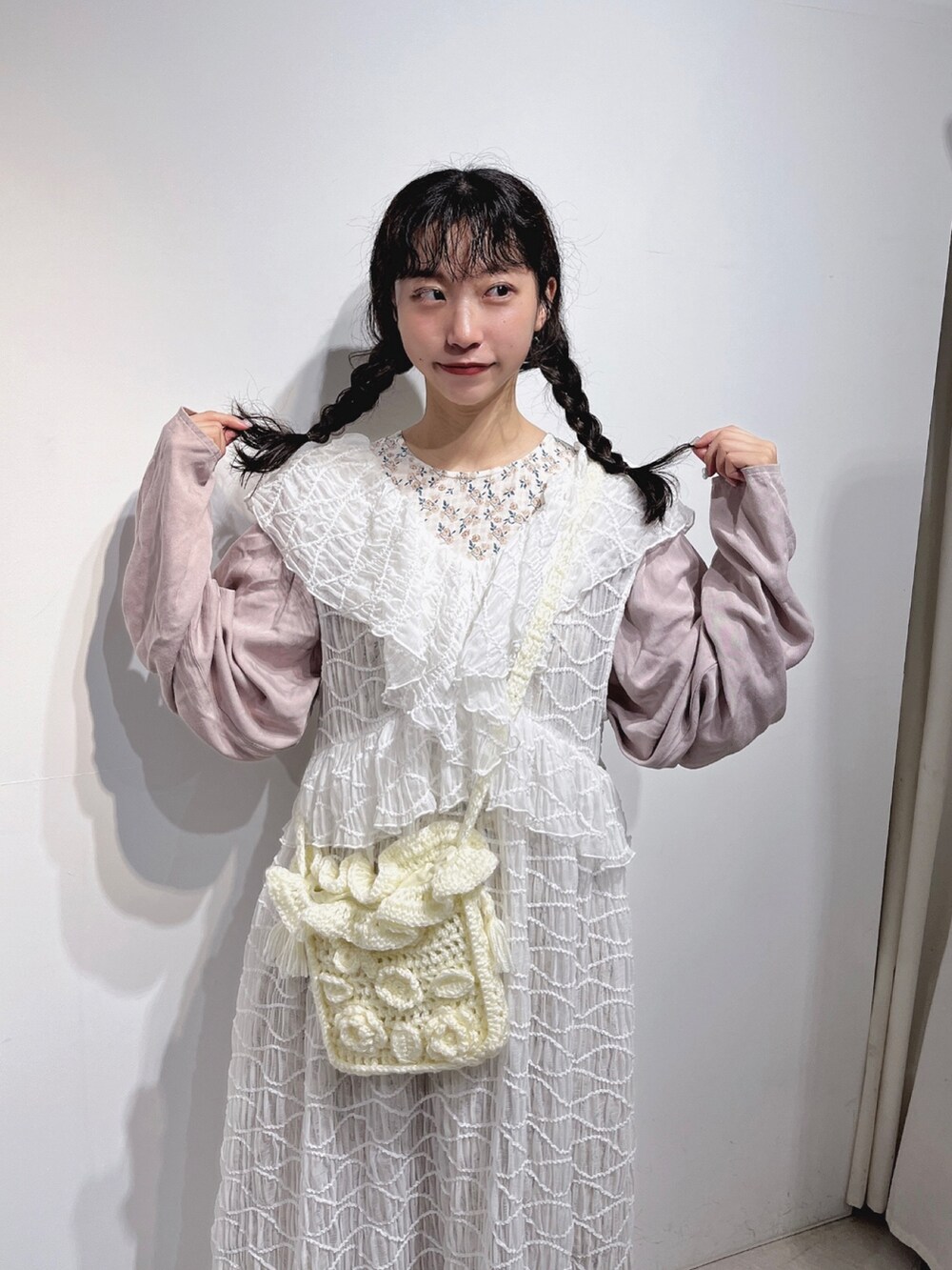 ホワイト系のワンピース、ホワイト系のワンピース、ホワイト系のスニーカーを着用したレディースの秋コーディネートの3枚目の写真