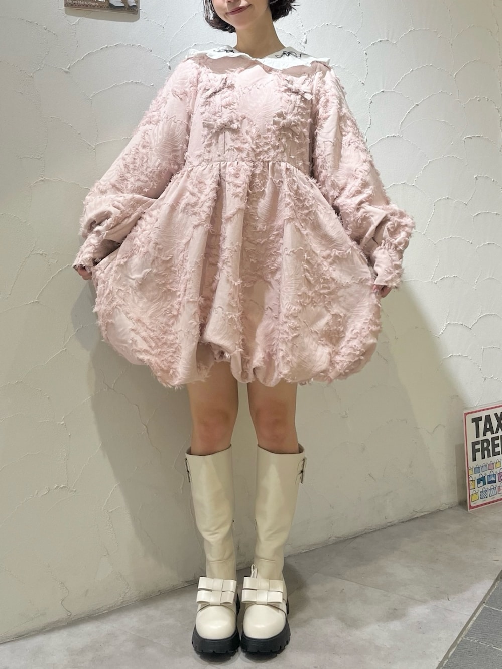 ピンク系のワンピース、ホワイト系のシャツ/ブラウス、ホワイト系のブーツを着用したレディースの秋コーディネートの4枚目の写真